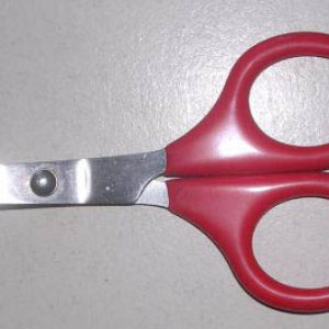 Красная модель ножниц для подрезания когтей у кошки