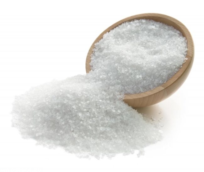 Белая соль рассыпалась из блюдца