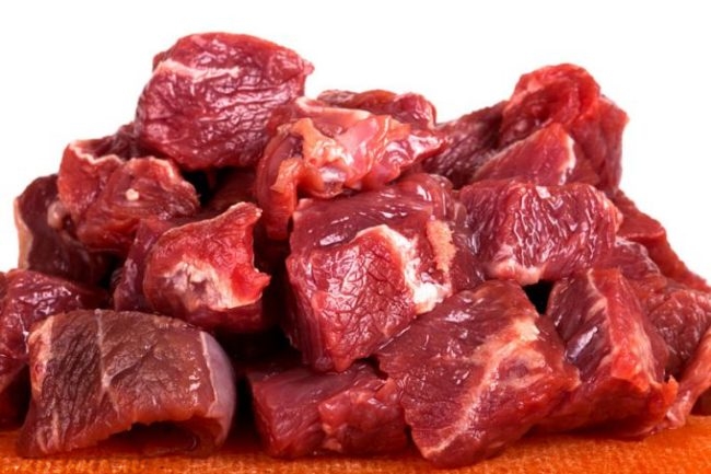 Сырое красное мясо на белом фоне