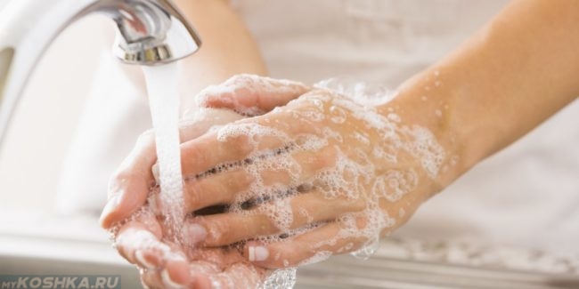 Мытье рук с мылом и белой пеной