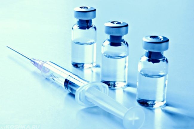 Вакцина в пробирках на столе