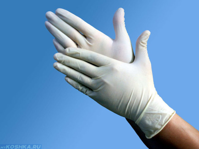 Резиновые перчатки на руках