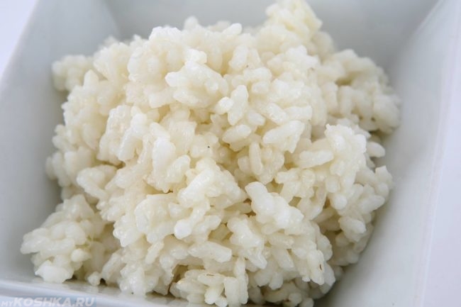 Отваренный рис в белой посуде