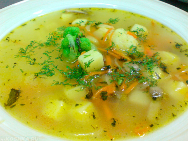 Овощной суп в белой тарелке