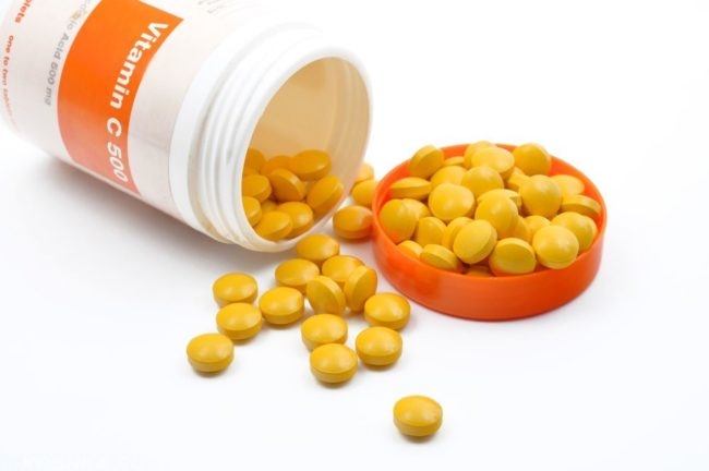 Витамин с в таблетках на белом столе