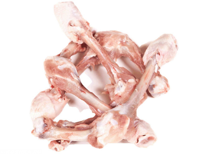 Курины кости на белом фоне