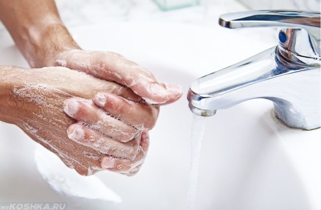 Мытьё рук с мылом над раковиной