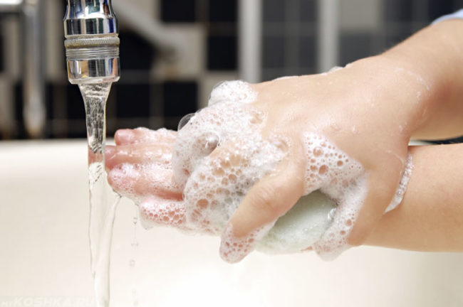 Мытьё рук под водой с мылом