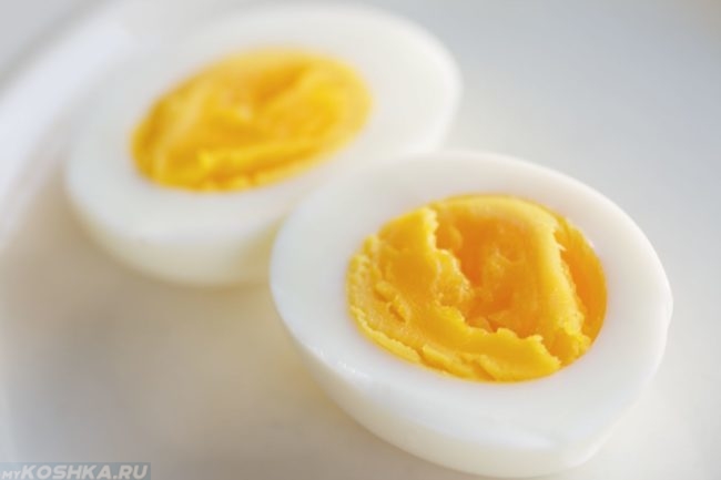 Варёное яйцо разрезанное пополам