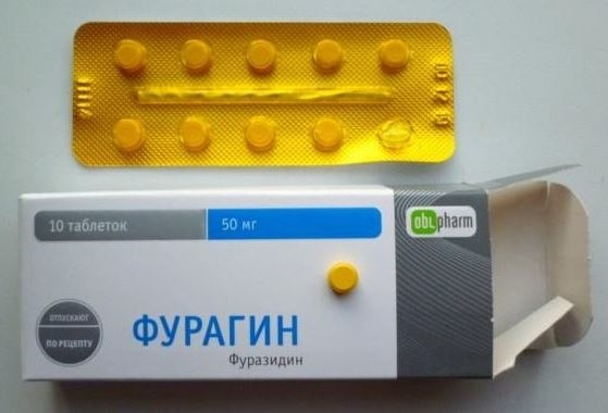 Желтые таблетки противомикробного препарата Фурагин для лечения колибактериоза у кроликов